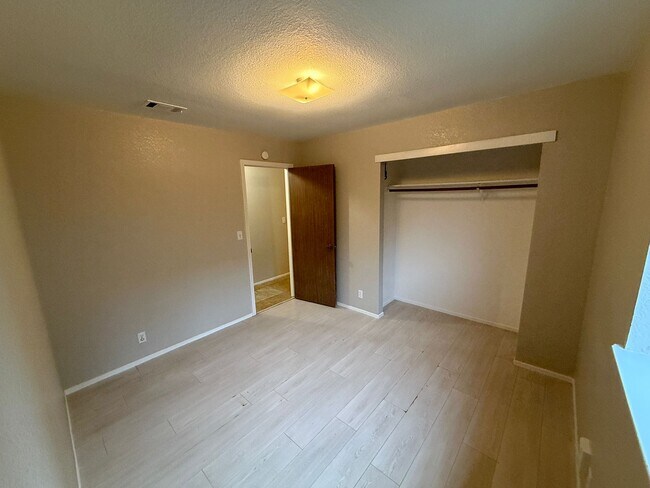 Building Photo - 615 Oriole Ave