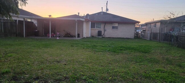 Building Photo - Newly Renovated 4 BEDROOM SINGLE FAMILY HOME