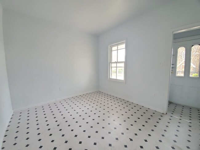 Building Photo - 407 S 8th St