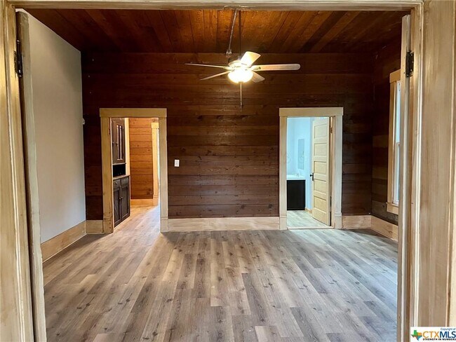 Building Photo - 409 S Pumphrey St