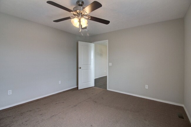 Building Photo - 3 Bedroom 2 Bathroom Home