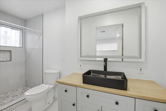 Building Photo - 4013 Esmeralda Ave