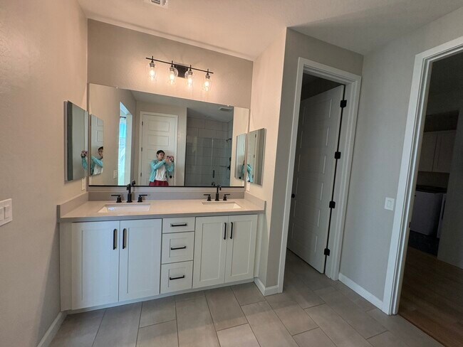 Building Photo - 1928 W Chisum Trl