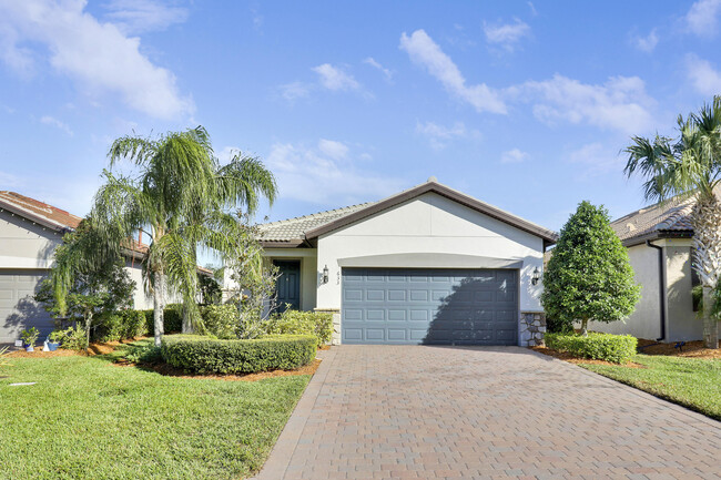 Building Photo - 633 SE Monet Dr