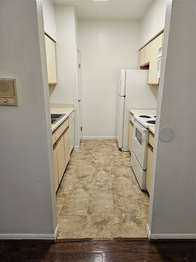 Building Photo - 9850 Pagewood Ln