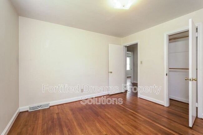 Building Photo - 901 Grayland St