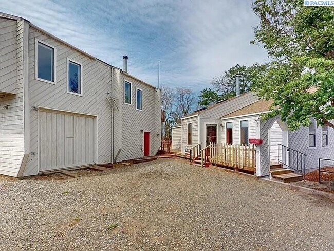Primary Photo - 3 bedroom, 3 bath home in Kennewick
