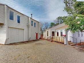 Building Photo - 3 bedroom, 3 bath home in Kennewick