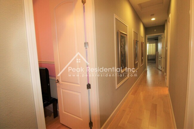 Building Photo - Very Nice 3bd/2ba With Bonus Room Elk Grove House with 2 Car Garage!