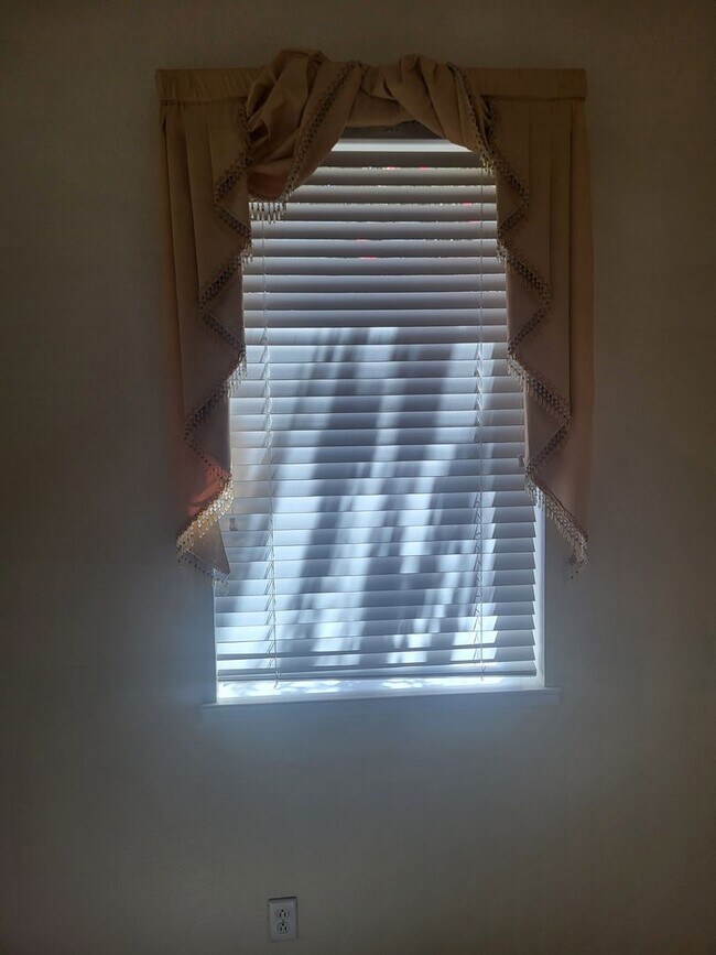 Building Photo - 5049 Pine Lake Ct