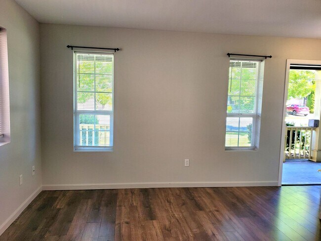 Building Photo - 3 bdrm 1.75 bath in Spanaway gated Lake Park Community $2495