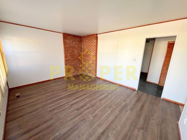 Building Photo - 3 bedrooms 1 bathroom ranch style house