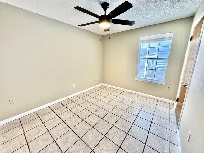Building Photo - 10734 Erin Vale Ave