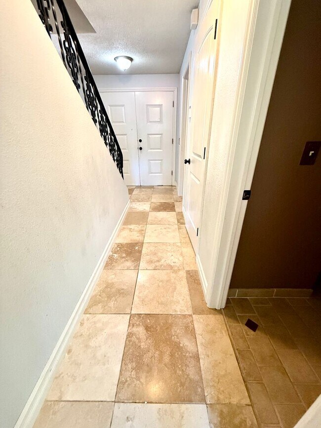 Building Photo - Live Comfortably in Federal Way – 4-Bedroo...