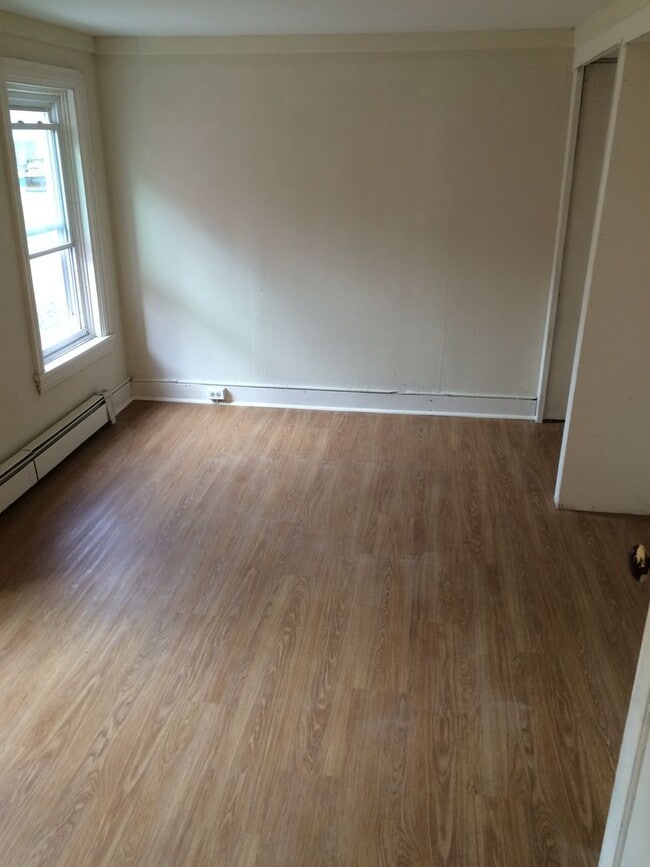 Building Photo - Three bedroom in Columbia
