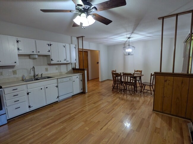 Building Photo - 2513 Lilac Dr