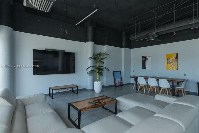 Building Photo - 900 Bay Dr