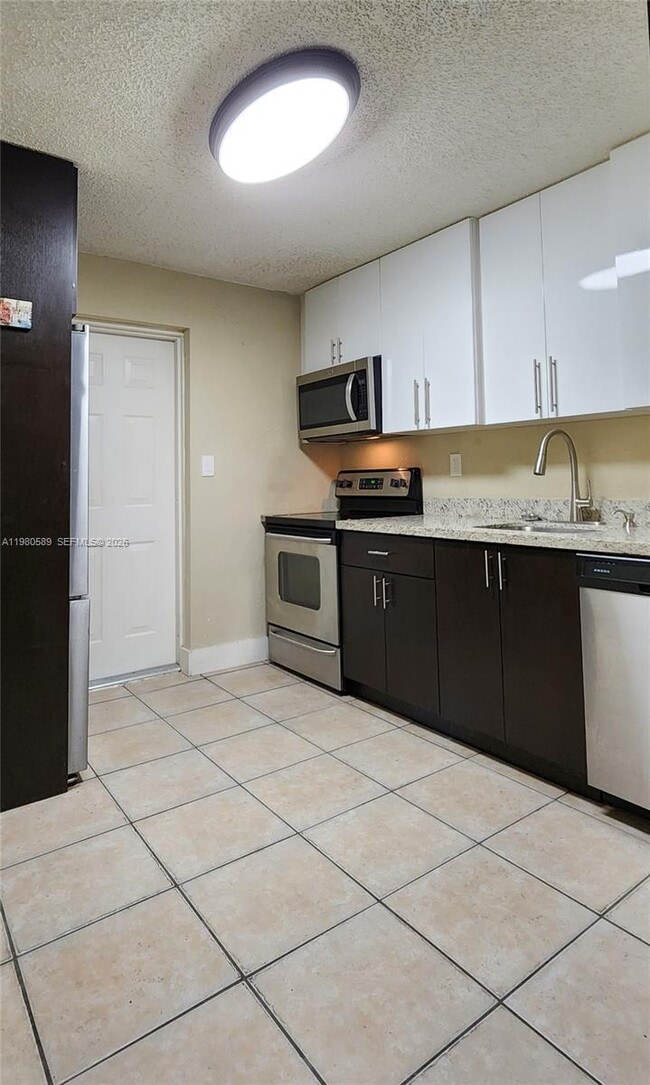 Building Photo - 880 E 26th St