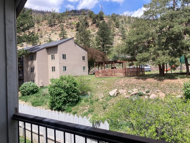 Building Photo - 2 Bedroom, 1 Bathroom Condo located in the...