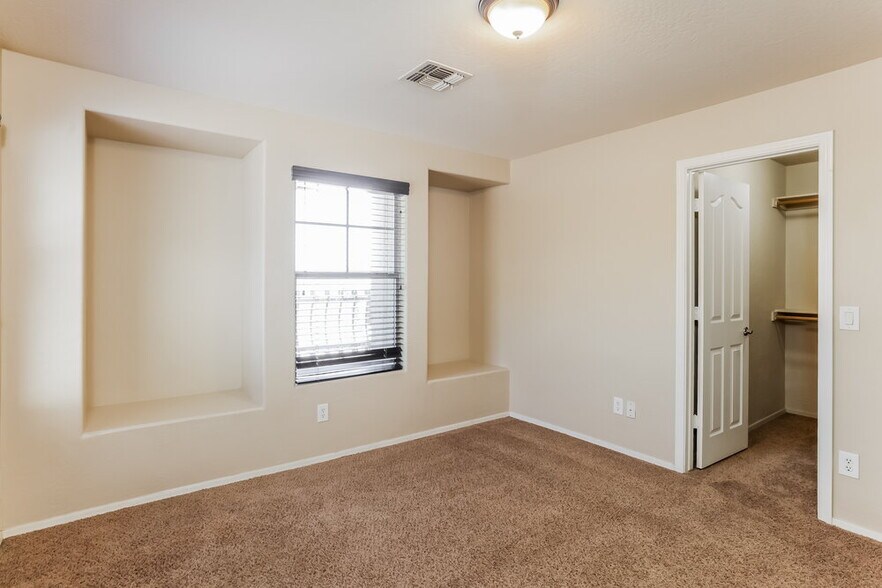 Building Photo - 7117 W Sophie Ln