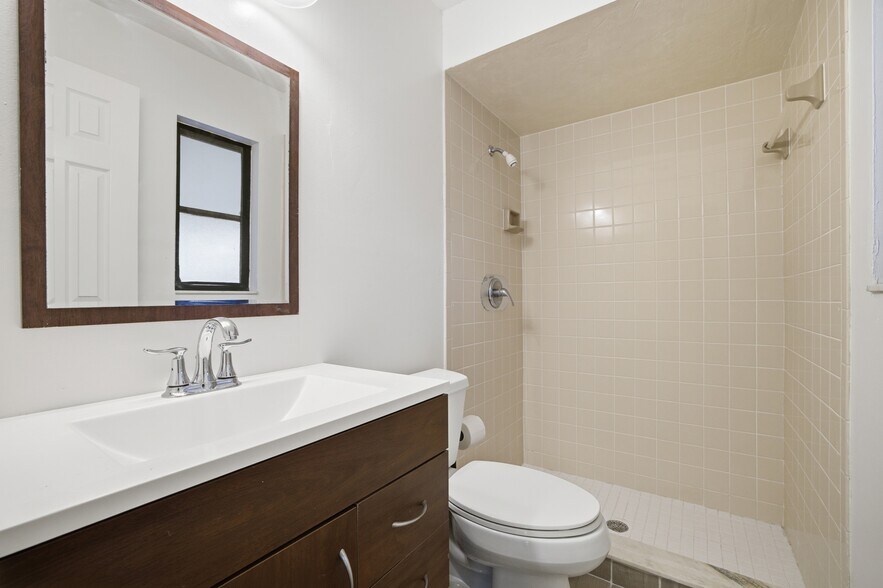 Building Photo - 1145 SW 44th Ter