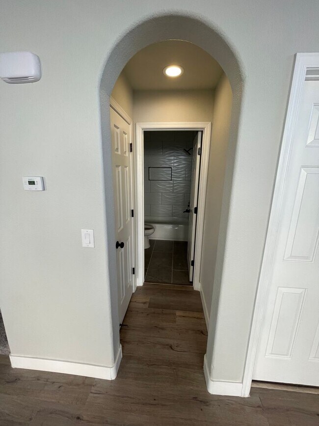 Building Photo - Beautiful 4 bedroom home located in the Sh...