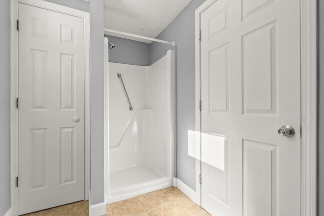 Building Photo - 1104 Pleasant St