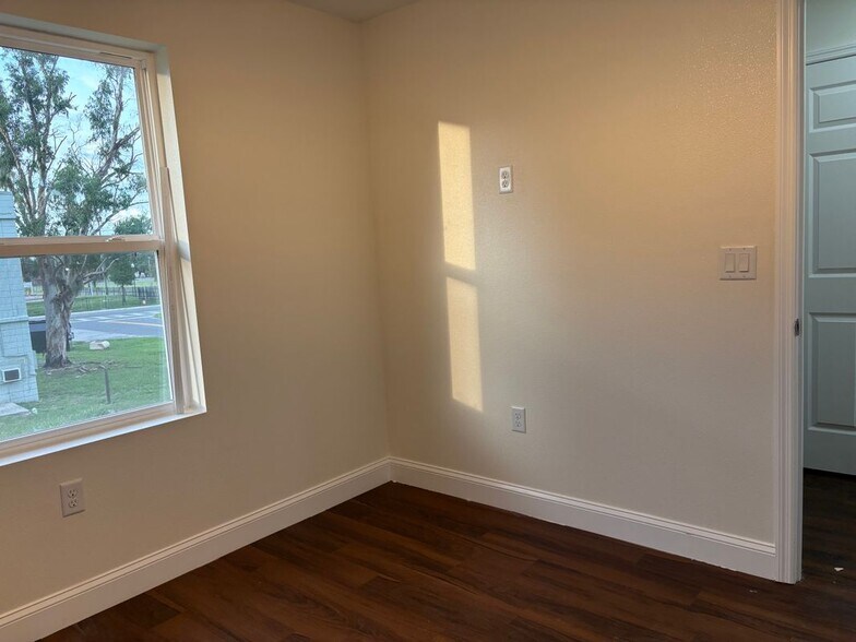 Building Photo - 1702 W Granfield Ave