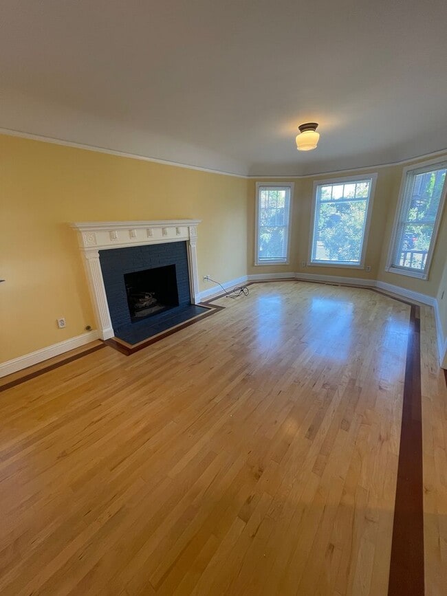Building Photo - Stunning 3 bedroom/ 2 bath Victorian 2 sto...