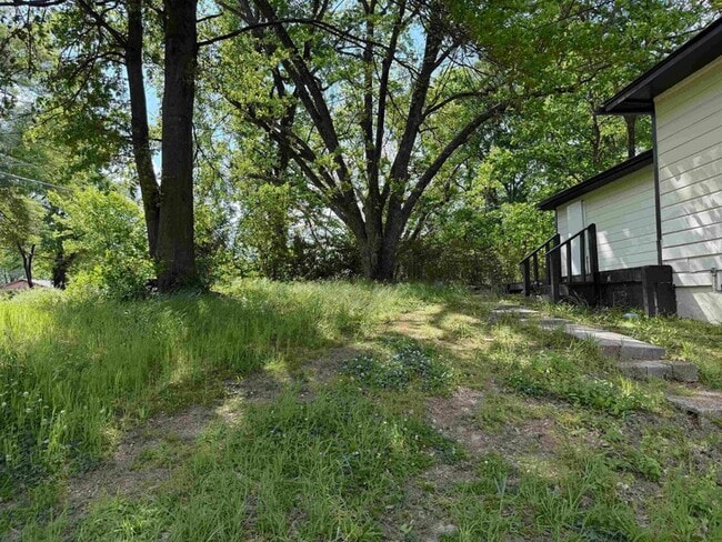 Building Photo - 8 E Brooks Rd