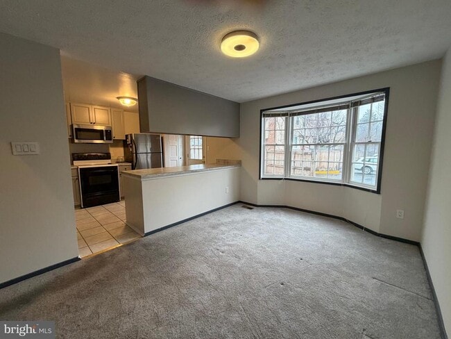 Building Photo - 327 James St