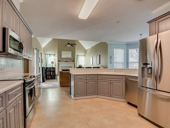 Building Photo - 5 bedroom, 3.5 bathroom home with pool in ...