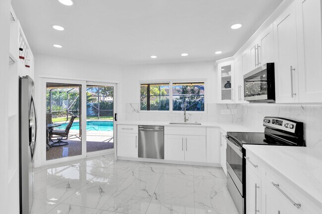 Building Photo - 798 E Boca Raton Rd