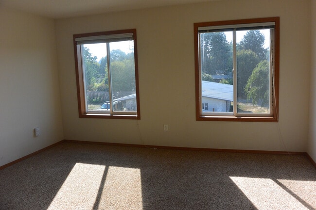 Building Photo - 4825 Northeast 124th Ct.