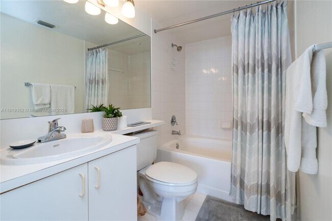 Building Photo - 2 bedroom in Aventura FL 33180