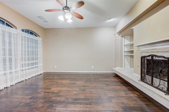 Building Photo - 815 Pointe Loma Dr