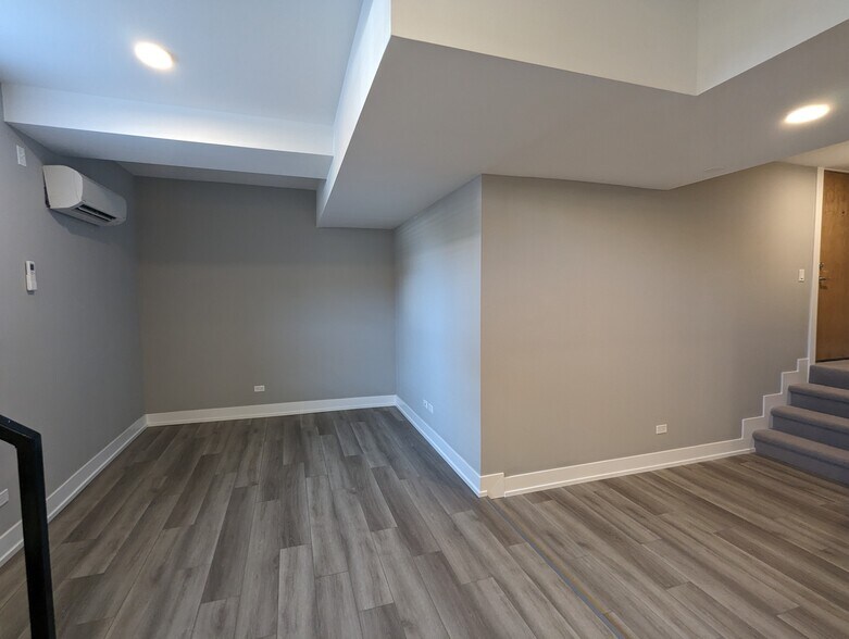 Building Photo - 3935 N Janssen Ave