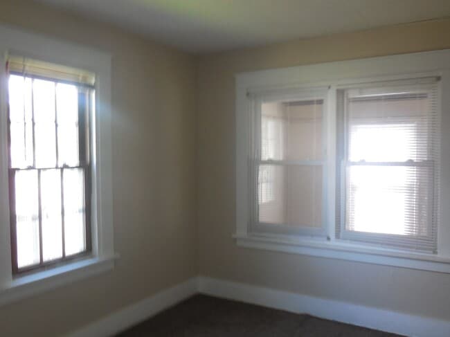 Building Photo - Two Bedroom Home w/Enclosed Sunroom and Pr...