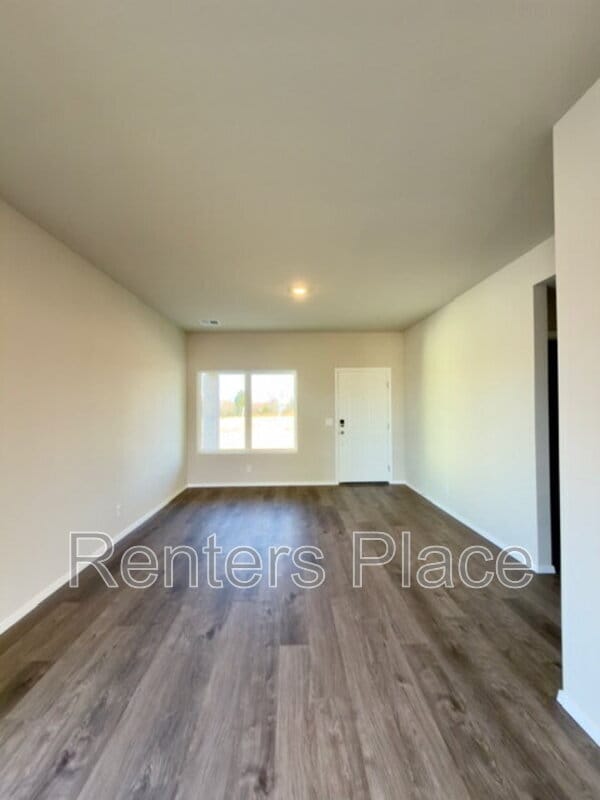 Building Photo - 2103 S Lakin Ln