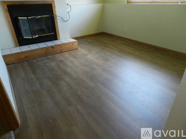 Building Photo - NEWLY PAINTED INSIDE!!! Available July 3rd!!!