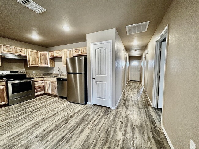Building Photo - "Charming 3-Bedroom Haven with 2 Full Bath...