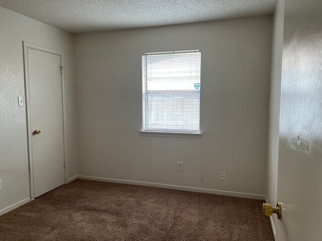 Building Photo - 402 Alpine St