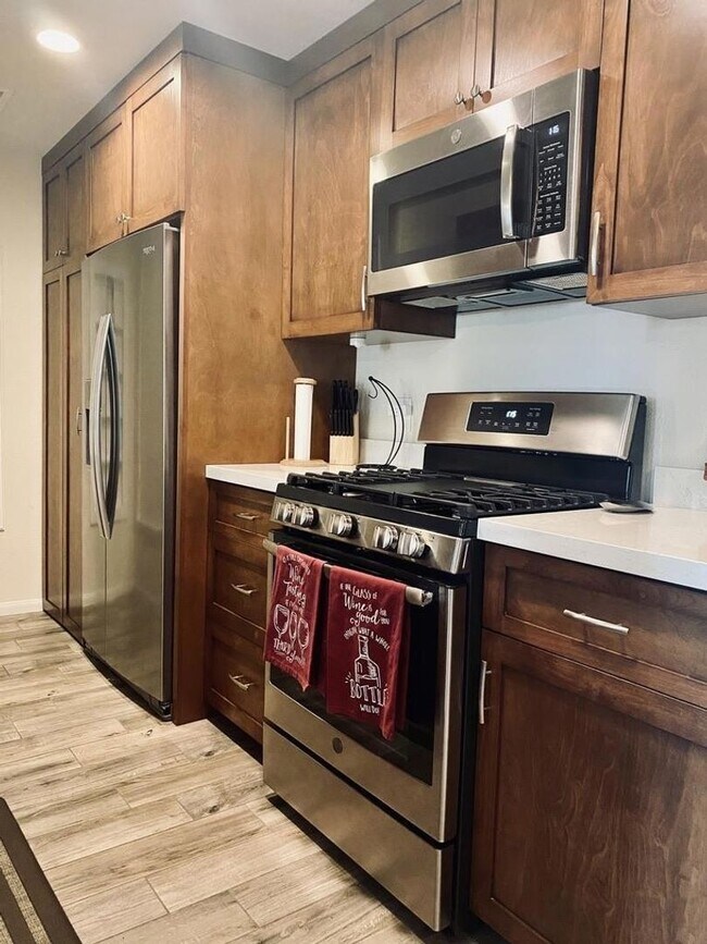 Building Photo - Eastlake Shores Downstairs Condo feat. Two Bedrooms and Two Bathrooms