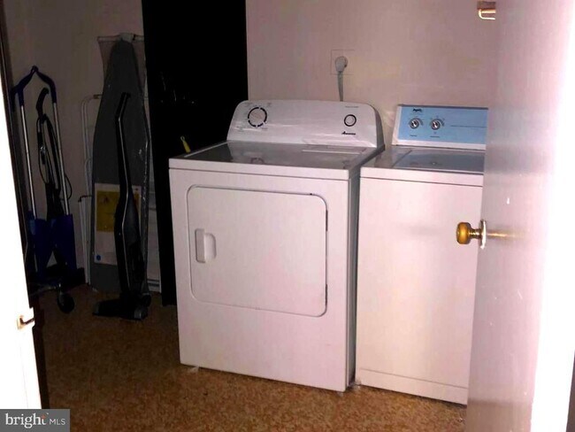 Building Photo - 900 24th St NW