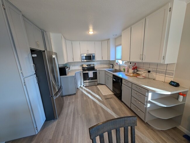 Building Photo - Large 5 Bedroom 2 Bath House - Pet-Friendly