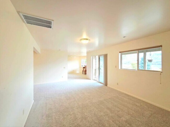 Building Photo - Gorgeous 4 Bed, 3 Bath Home w/ STUNNING RIVER FRONT VIEWS!!