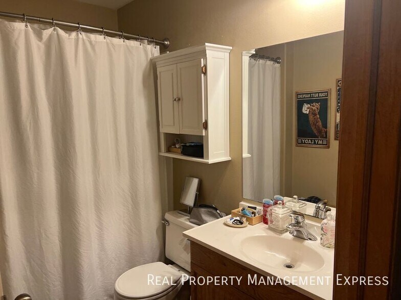 Building Photo - Spacious 5-Bedroom Gem with Open Concept &...