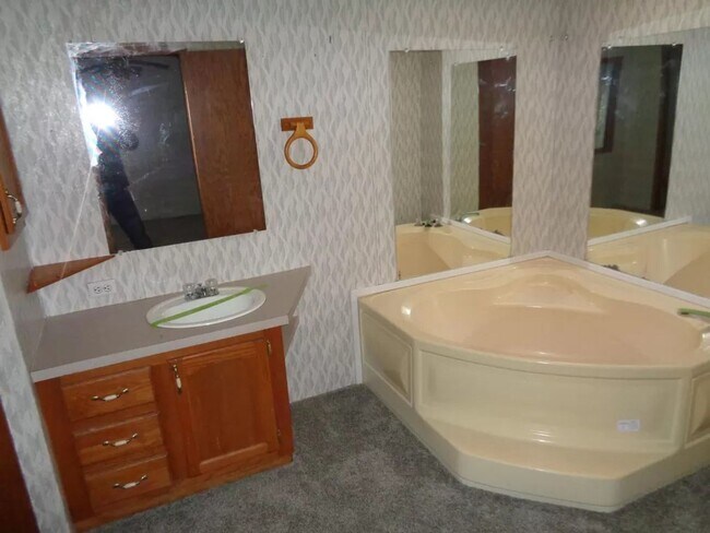 Building Photo - Nice, large, mobile home on outskirts of T...
