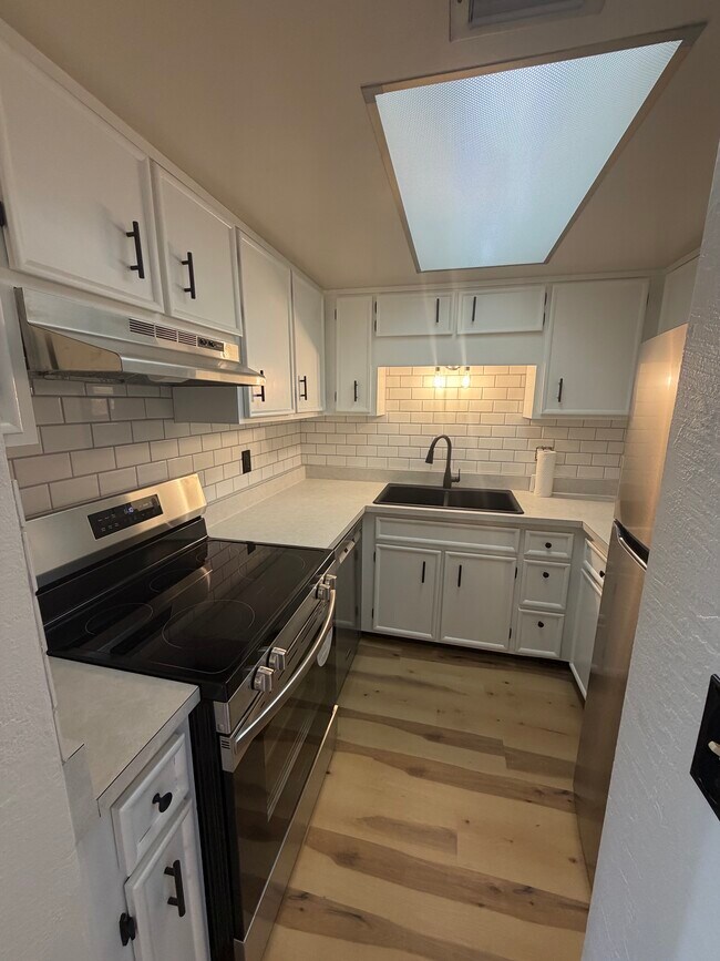 Building Photo - 3800 Saxon Dr
