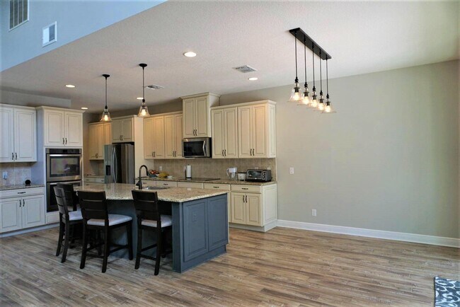Building Photo - Orchard Hills 6 bed / 3.5 Bath - Partially Furniushed